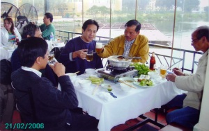 Nhậu lẩu cá ở nhà hàng "Vọng Ba Lâu" (Thủy toạ Phim truyện - 2006) - Từ phải sang trái: Nguyễn Văn Thọ, Gocomay; Trịnh Lê Văn, Nguyễn Thước và Lê Chương.