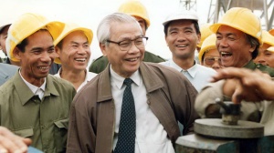 Cố TT Võ Văn Kiệt trên công trường xây dựng trạm biến thế 500kv Pleiku ngày 3-11-1993 - Ảnh: Nguyễn công thành 