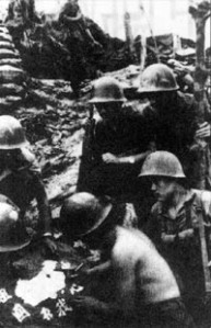 Trong cuộc chiến phản kích tự vệ đối với Việt Nam, các chiến sĩ đang ký tên trên lá cờ đỏ có dán dòng chữ “Tổ quốc trong chúng ta” tự làm.