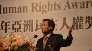 Tiến sĩ Nguyễn Đình Thắng tại lễ nhận Giải thưởng Dân chủ-Nhân quyền Châu Á 2011 do Qũy Dân chủ Đài Loan trao tặng. Foto: AP