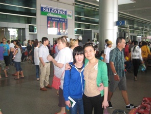 Cô Bé Hương gặp lại em Thái Hà, nạn nhân mới từ Nga về, ở phi trường Tân Sơn Nhứt, Việt Nam,7/3/ 2013 (Ảnh CAMSA)