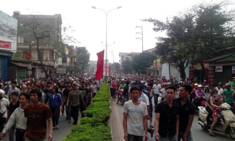 Ít nhất 1000 người dân mang quan tài đi biểu tình vào ngày 17/3 tại TP Vĩnh Yên-Vĩnh Phúc. Ảnh DLB