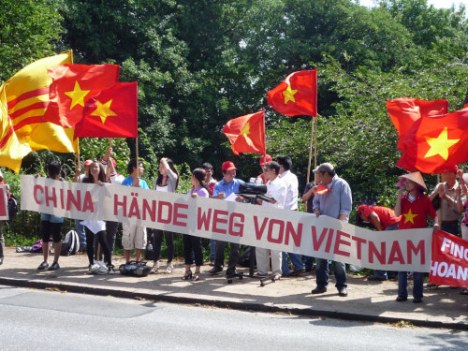 Biểu tình chống Tàu trước LSQ Trung Quốc ở Hamburg-CHLB Đức, 16.07.2011 - Ảnh: Gocomay