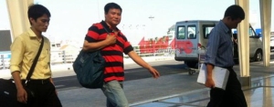 Trương Duy Nhất đang bị áp giải từ sân bay Đà Nẵng ra Hà Nội... (Chụp lúc 15g10 ngày 26-5 – Ảnh: Đ.Nam/Tuổi Trẻ) Online