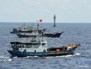 32 tàu cá Trung Quốc hoạt động trái phép, lượn lờ ngoài Đá Xu Bi, Đá Chữ Thập, Đá Vành Khăn hiện đang bị Trung Quốc chiếm đóng trái phép trong quần đảo Trường Sa của Việt Nam.