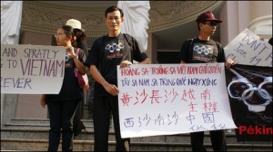 Blogger Điếu Cày biểu tình chống Trung Quốc trước cửa Nhà hát lớn TP Hồ CHí Minh...