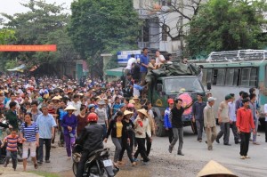 Hàng nghìn người dan mang quan tài sản phụ tử vong diễu phố, gây náo loạn.
