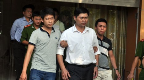 Ông Nguyễn Mạnh Tường bị dẫn giải đến nơi vứt xác nạn nhân- Ảnh: Quang Thế (TTO)