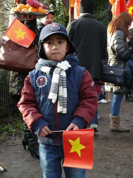 Cháu Vinh mới 4 tuổi, theo bố mẹ và anh đi biểu tình...