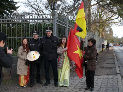 Các sỹ quan cảnh sát Đức tươi cười chụp ảnh lưu niệm với thành viên đoàn biểu tình!