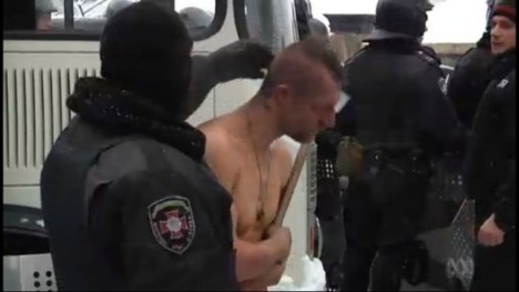 Ông Mykhailo Gavrylyak, một biểu tình viên bị cảnh sát lột trần truồng rồi chụp ảnh. (Ảnh: Youtube)