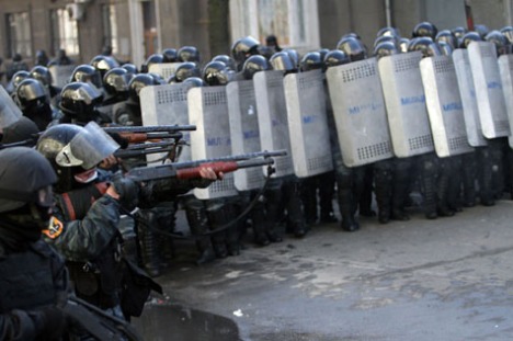 Cảnh sát chống bạo động bắn về phía người biểu tình hôm 18/2 (Getty Images)