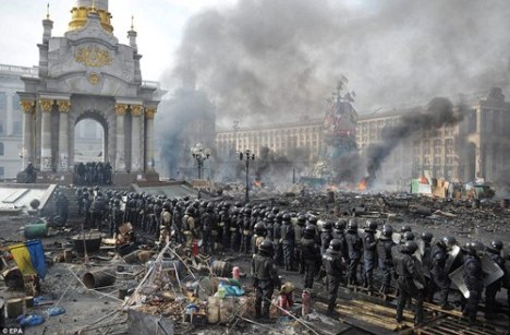 Quảng trường Maidan-Kiev, nơi cuộc đụng độ dìẽn ra giữa người BT và CS chống bạo động...(Ảnh: EPA)