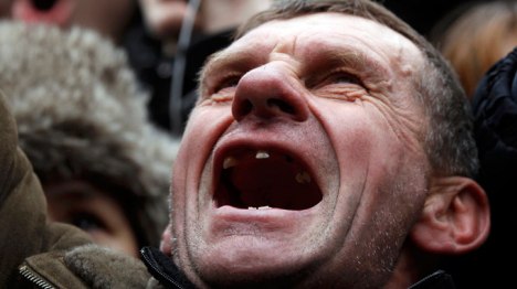 Niềm vui vỡ oà trên gương mặt một biểu tình viên tại Kiev ngày 22-2 - Ảnh: Reuters