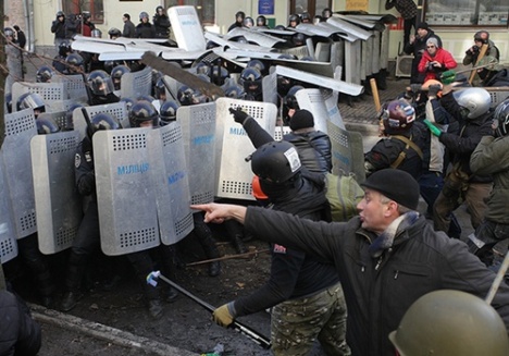 Tương quan lực lượng chênh lệch giữa người BT và CS chống bạo động. (Getty Images)