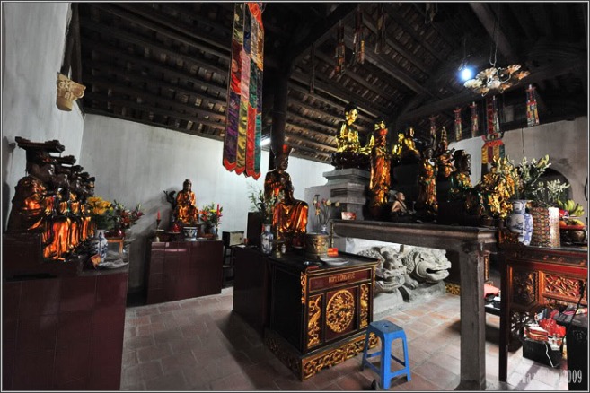 Nội thất Đền Bà Tấm (Nơi phối trí thờ Trần Thị Ngọc Huệ) ở Dương-xá, Gia-lâm, Hà-nội