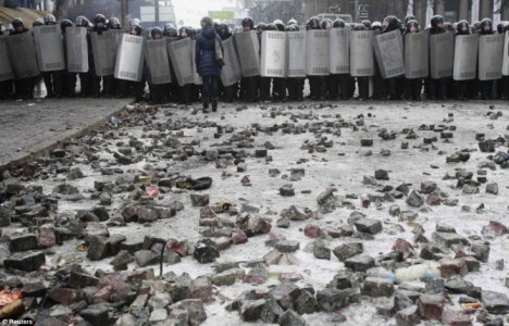 Rất nhiều đá được cạy ở quảng trường ném về phía cảnh sát (Theo Dailymail)