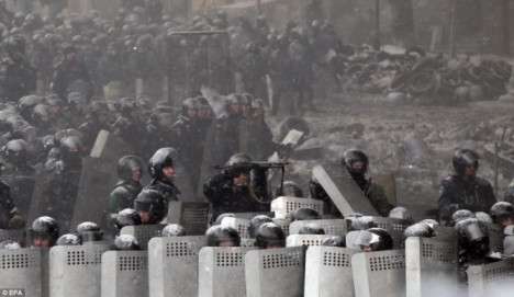 Lực lượng CS chống bạo loạn của chính phủ (TT Viktor Yanukovich) là rất hùng mạnh. (Ảnh: EPA)