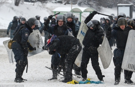 Người biểu tình bị cảnh sát trấn áp ở thủ đô  Kiev (Theo Dailymail)
