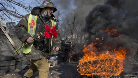 Những bông cẩm chướng đỏ đã băng qua khói lửa tới tay những người BT Ukraine... (Ảnh: AP)