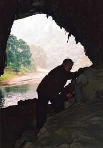 GS Nguyễn Quang Mỹ trong một chuyến nghiên cứu hang động ở Phong Nha-Kẻ Bàng.