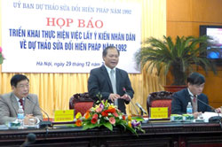 Chủ nhiệm Ủy ban Pháp luật Phan Trung Lý, Trưởng Ban biên tập dự thảo sửa đổi Hiến pháp năm 1992 tại buổi họp báo việc lấy ý kiến nhân dân về dự thảo sửa đổi Hiến pháp. Photo courtesy of vtc.
