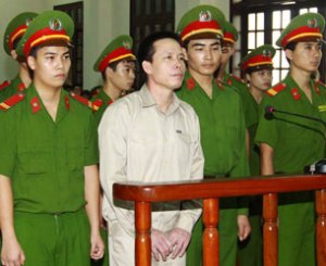 "Tội phạm" Đoàn Văn Vươn đang nghe đọc tuyên án.