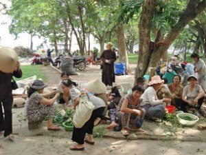 Dân oan cả nước kéo về vườn hoa Mai Xuân Thưởng Hà Nội khiếu kiện về đất đai. Ảnh: Vietnamexodus