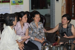 Cụ Lê Hiền Đức và anh chị em ở Hà Nội xuống thăm và động viên gia đình anh Vươn hôm 5/4/2013. Ảnh: Xuân Diện.