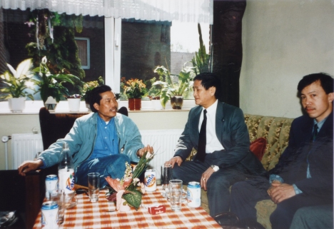 Từ phải sang trái: Thiện Chí; Nhà văn Vũ Thư Hiên; Gocomay (Ảnh chụp giữa thập niên 90s). 