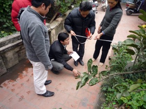 Cán bộ Địa chính xã tới đo đất để hoàn chỉnh hồ sơ tách sổ đỏ cho gia đình tôi... (Ảnh GCM chụp ngày 13.01.2012)