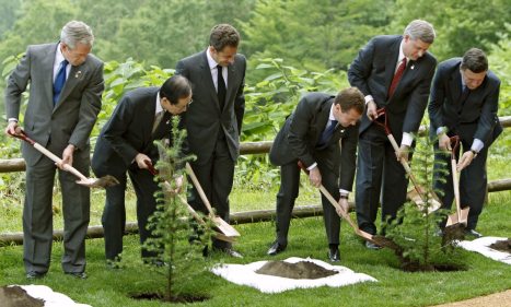 Các chính khách họp Thượng đỉnh G8, tháng 7-2008 tại Tokyo cũng bắt chước chính khách ta trồng cây... (Ảnh Inter.)